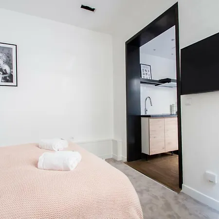 Dreamyflat - Eiffel Tower *