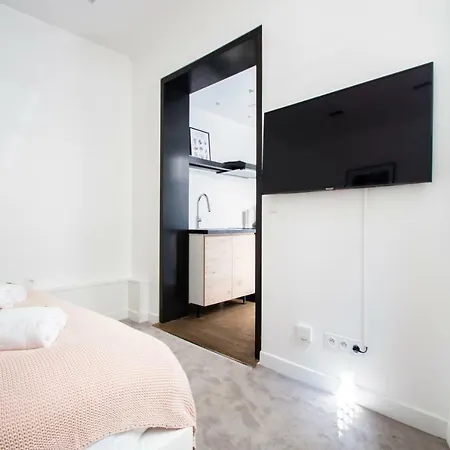 Dreamyflat - Eiffel Tower *